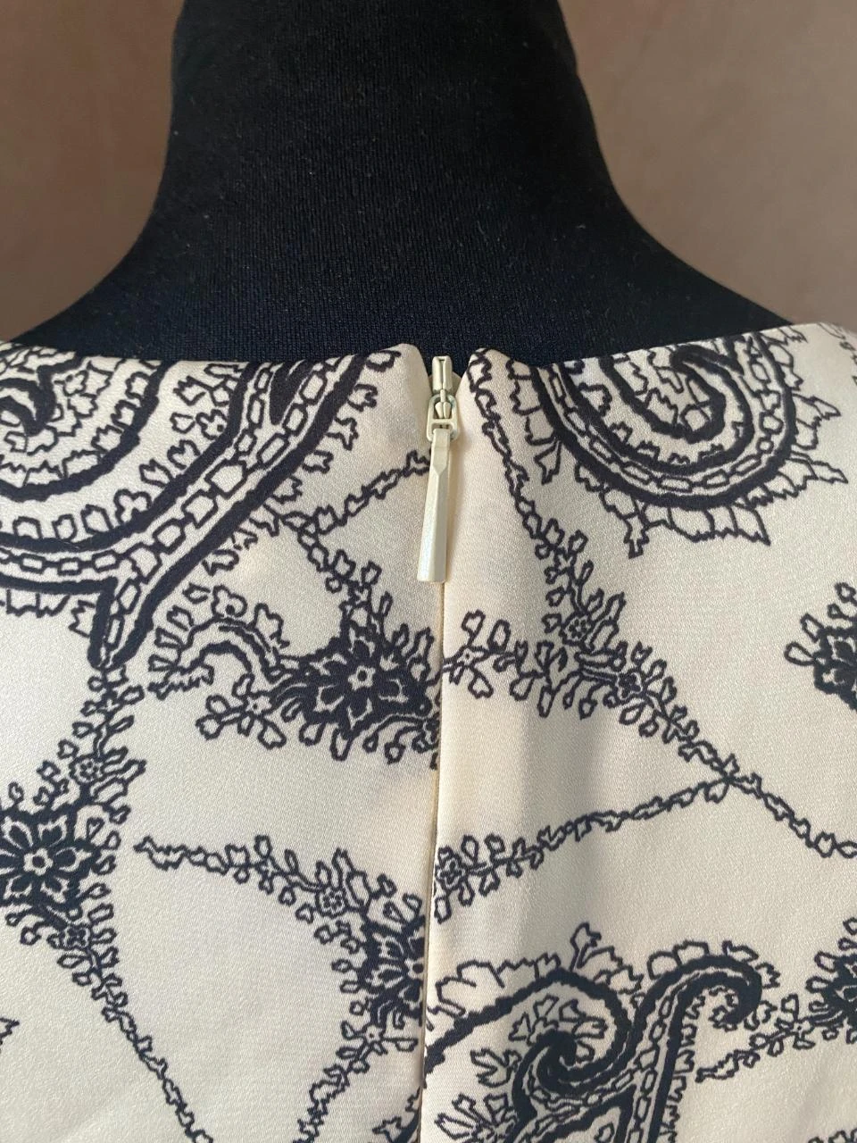 Mango Dress Size 36 Ecru Black Cashmere Print – Fluid Cut, Lined, Elegant – photo 7